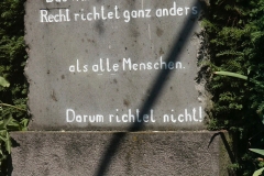 Das wahre Recht richtet ganz anders... - Foto: Robert Metternich
