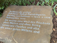 2023_09_05_Restaurierte-Gebotssteine-fuer-Bertha-von-Suttner-rotated