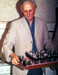 Wilhem Maucher kredenzt sein "Rebellenblut". Foto: HdAG