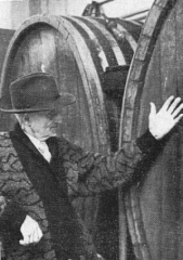 Wilhem Maucher neben einem Fass "Rebellenblut". Foto: HdAG